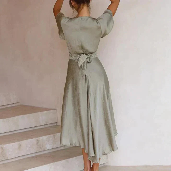 Elegantes Damen Sommerkleid mit fließendem Schnitt im Vintage-Look. Ein stilvolles Sommeroutfit für viele Anlässe.