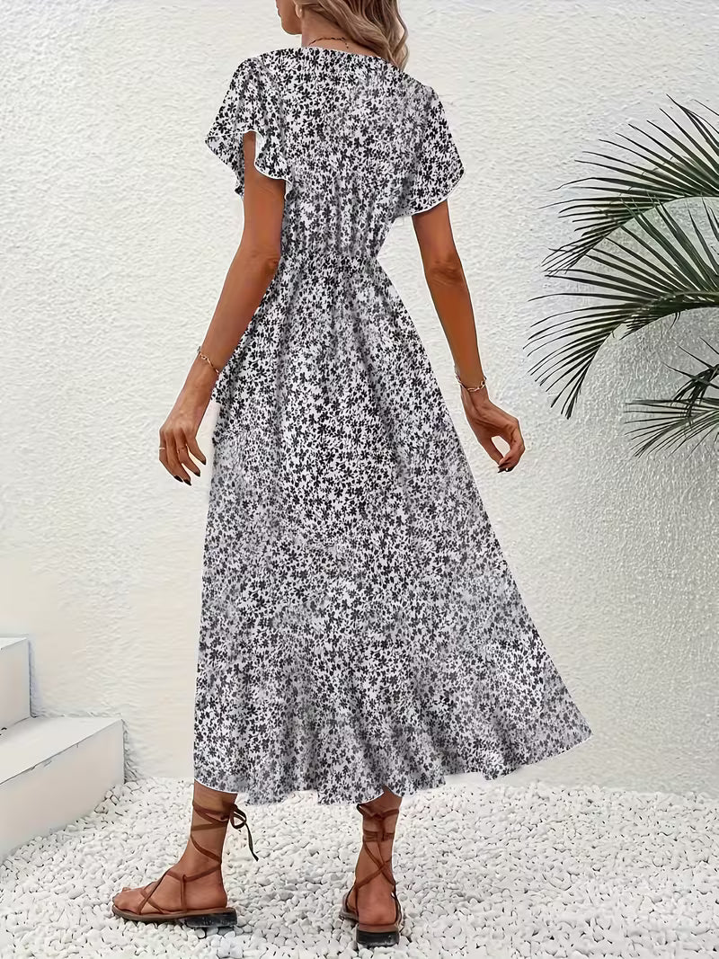 Rückenansicht des fließenden Damen Wickelkleids, bauchumspielend, elegant und bequem für den Sommer.