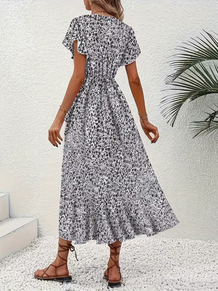 Rückenansicht des fließenden Damen Wickelkleids, bauchumspielend, elegant und bequem für den Sommer.