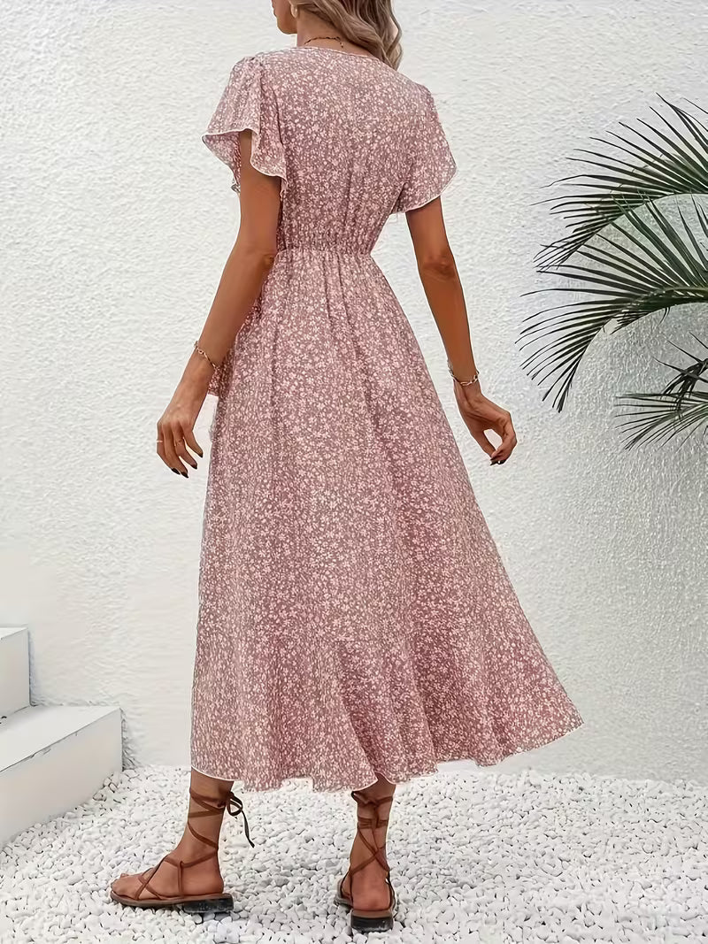 Close-up des tiefen V-Ausschnitts am eleganten Wickel Maxikleid für Damen, schmeichelhaft.