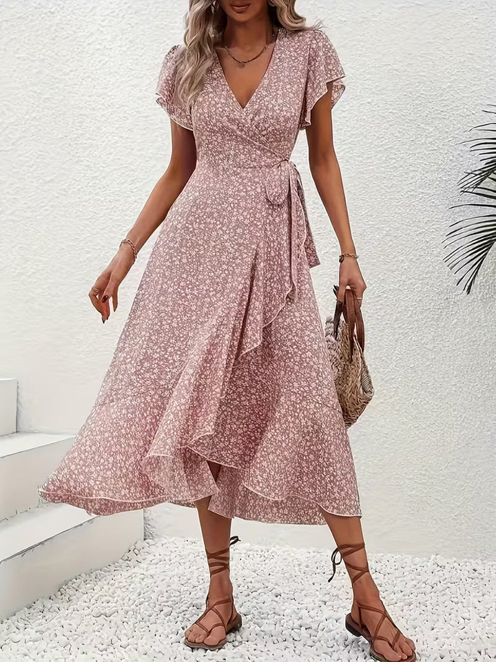 Luftig leichtes Wickelkleid für Damen mit kurzen Ärmeln, fließend, bauchumspielend im Sommer.
