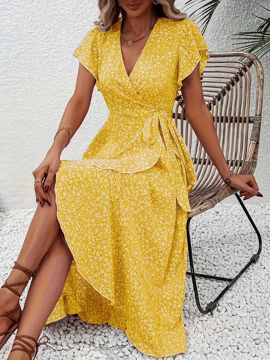 Leichtes Sommerkleid als Wickelkleid für Damen, fließend, bauchumspielend und angenehm zu tragen.