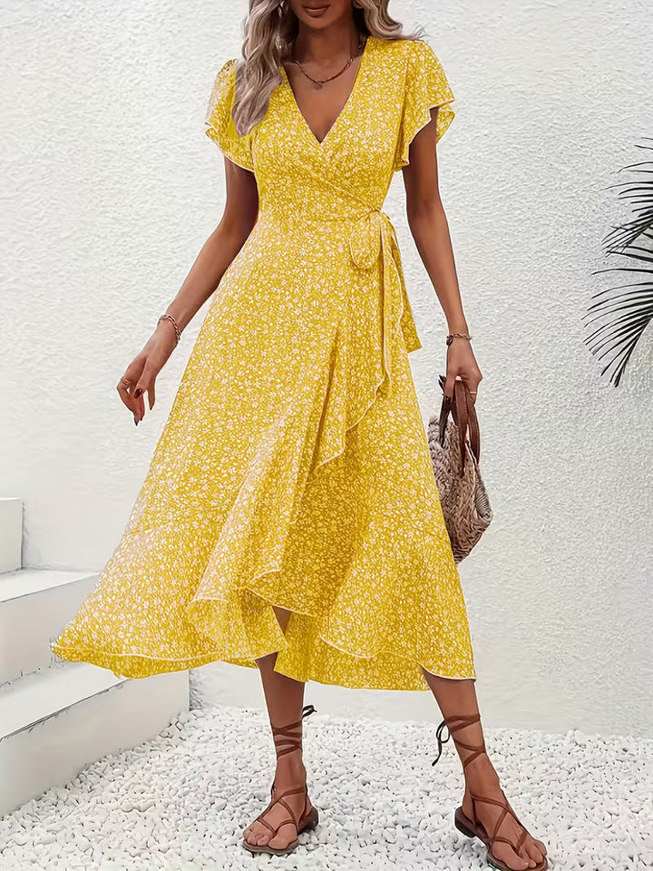 Frau dreht sich im fließenden Maxikleid, das den Bauch umspielt und wickelt, perfekt für Sommer.