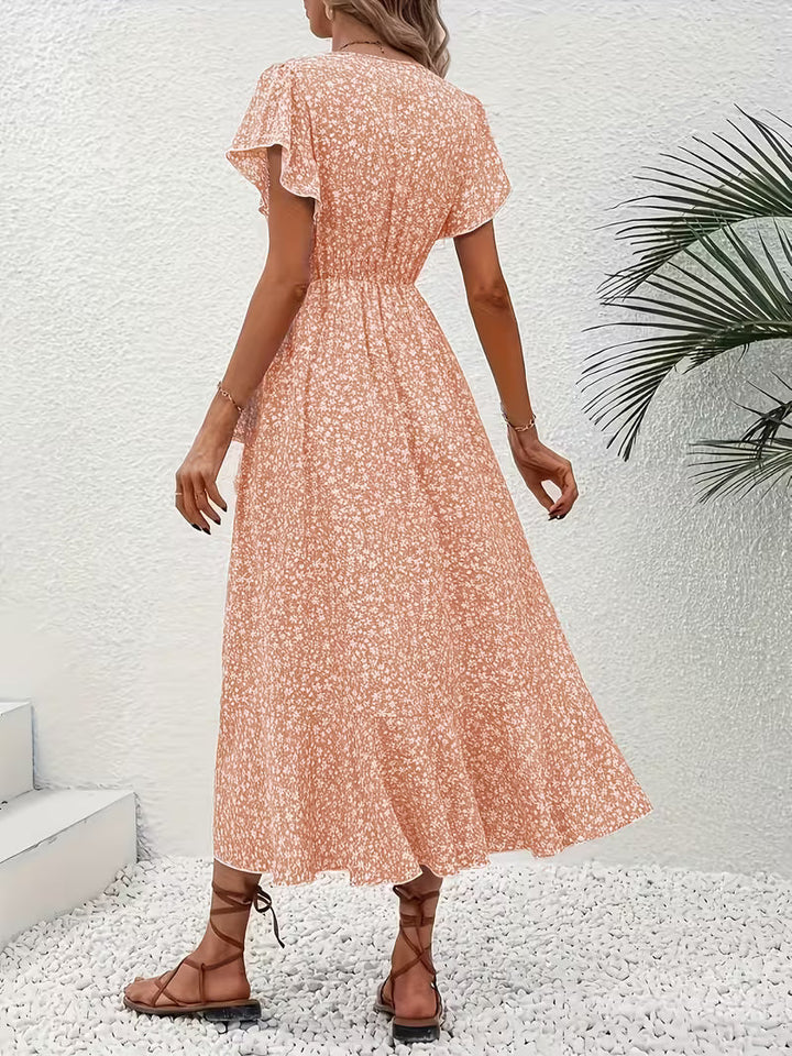 Tiefer V-Ausschnitt am fließenden Damen Wickelkleid, schmeichelnd und bauchumspielend.
