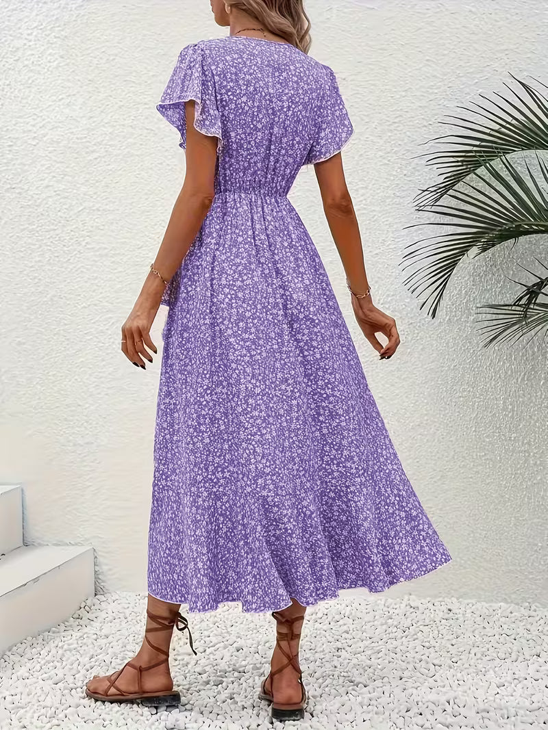 Frau spaziert im bauchumspielenden, fließenden Sommer Maxikleid mit Muster und Wickeldetail.