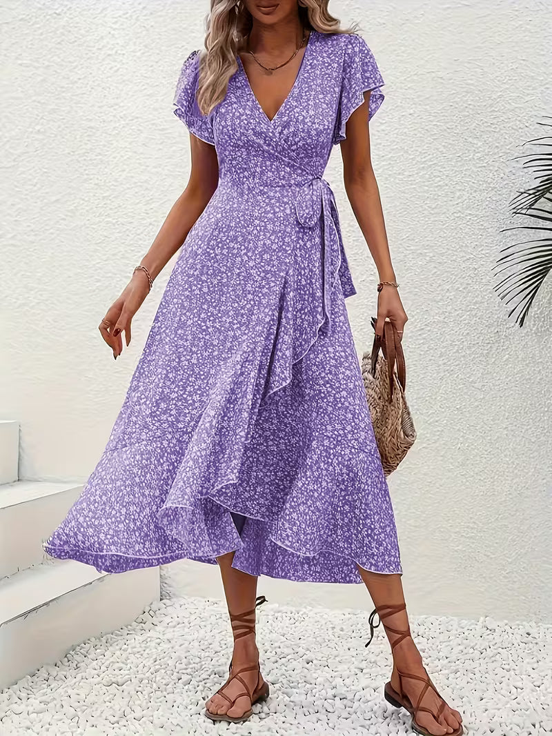 Detailaufnahme des Wickelverschlusses am bauchumspielenden, fließenden Damen Sommerkleid.