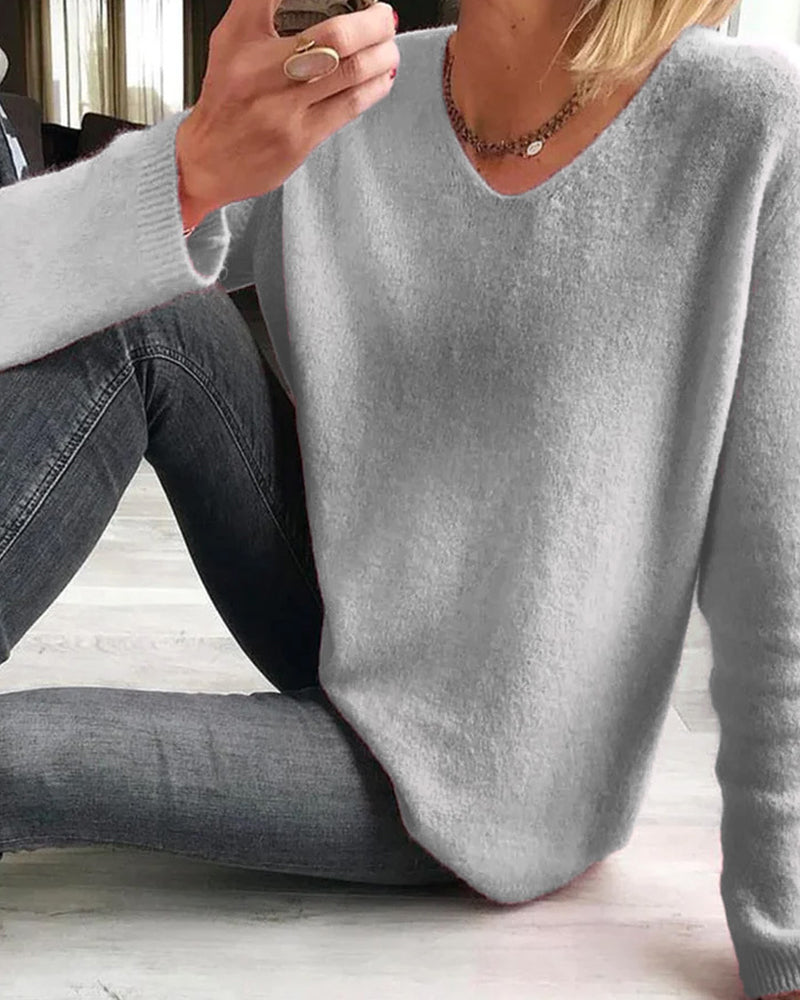 Nahaufnahme des eleganten Damen Pullovers Sophie mit V-Ausschnitt, einfarbig, weiche Textur, langarm.