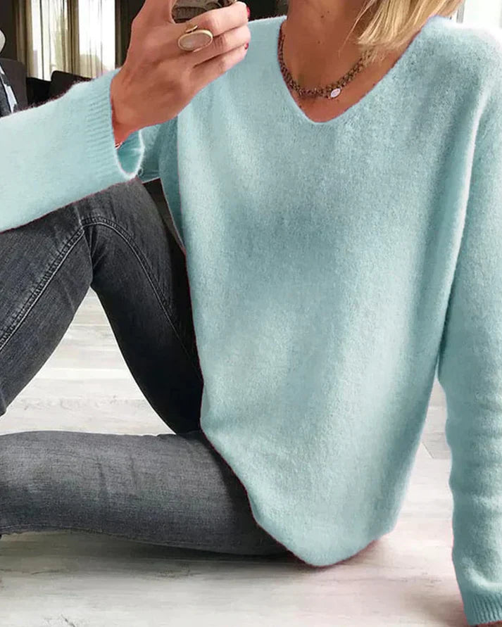Model trägt bequemen Damen Freizeit Pullover Sophie, V-Ausschnitt, langarm, unifarben, stilvoll für den Alltag.