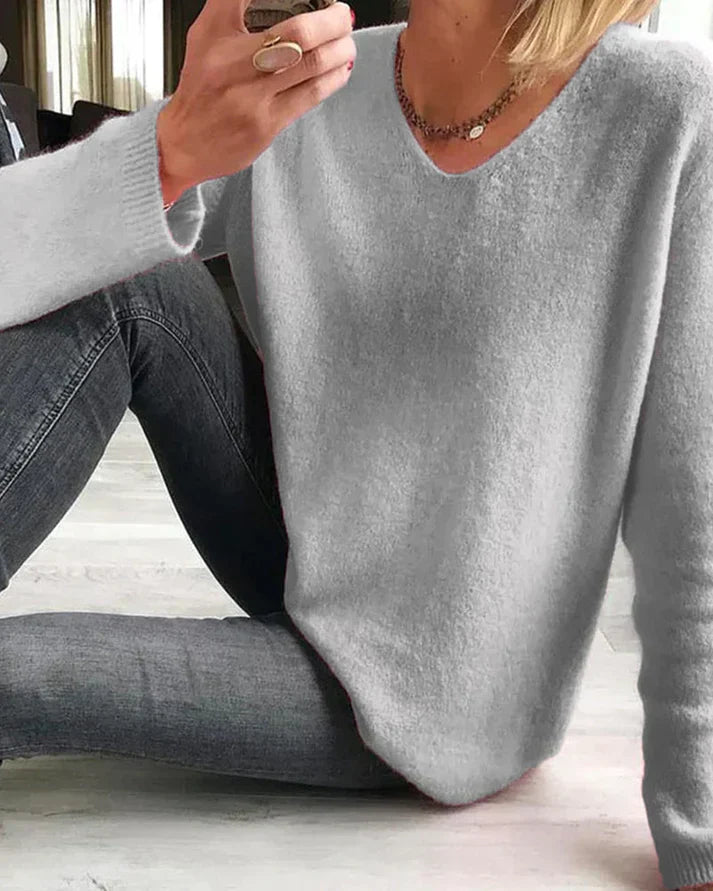 Rückansicht des einfarbigen Damen Pullovers Sophie mit V-Ausschnitt, langarm, bequemer Casual-Stil.