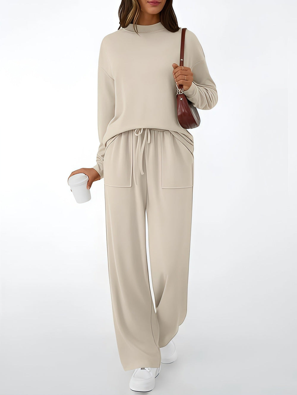 Detailaufnahme des weichen Stoffs vom Damen Freizeitanzug. Hochwertige Loungewear für Komfort.