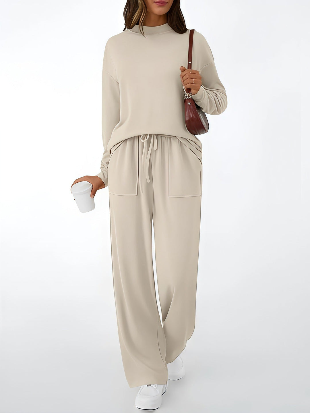 Detailaufnahme des weichen Stoffs vom Damen Freizeitanzug. Hochwertige Loungewear für Komfort.