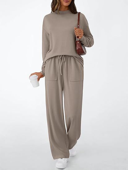 Modell trägt bequemen Damen Anzug. Stilvoller Zweiteiler, vielseitige Loungewear für Freizeit.