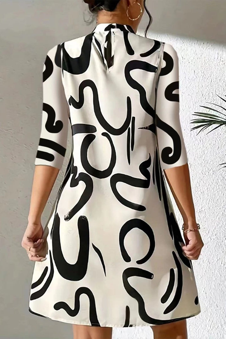 Frau trägt bequemes Freizeitkleid "Ellie" mit Muster im lockeren Schnitt. Ideal für Alltag und Freizeit. Elegant.