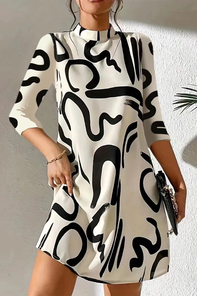 Textur und Muster des Damenbkleids "Ellie". Weicher, atmungsaktiver Stoff für maximalen Komfort. Lockeres Freizeitkleid.