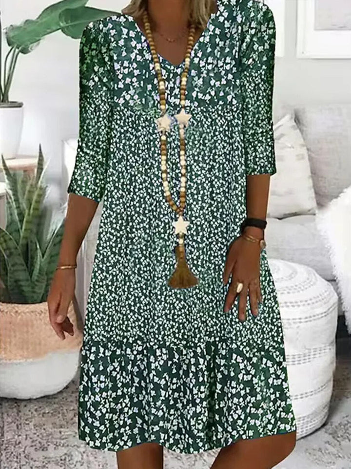 Sommerliches Damenkleid mit floralem Muster, bequemer Schnitt, stilvoll für warme Tage.