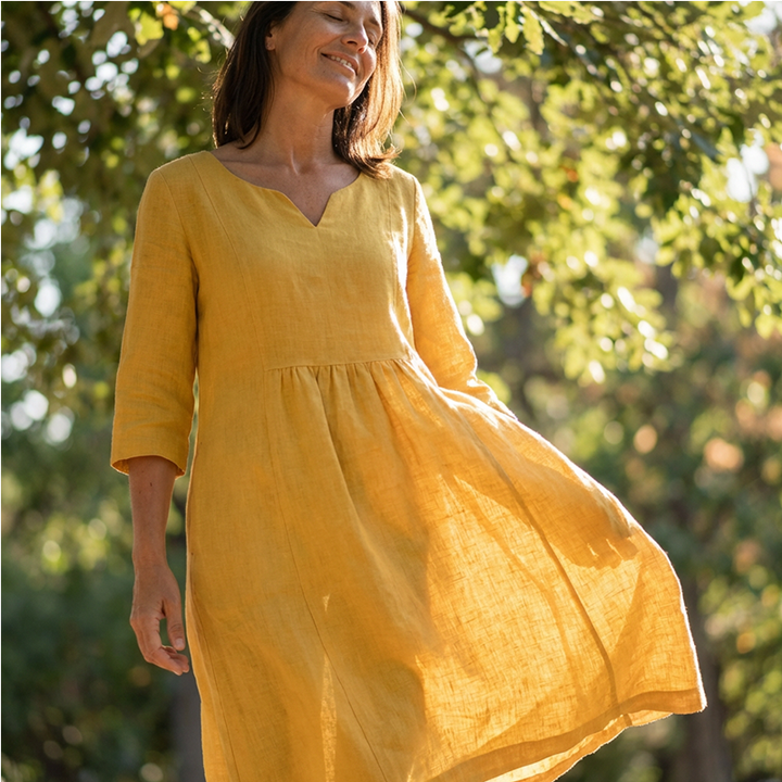 Damen Freizeitkleid mit V-Ausschnitt, 3/4 Ärmeln und Taschen. Bequemes Midi-Kleid für Alltag & Frühling.