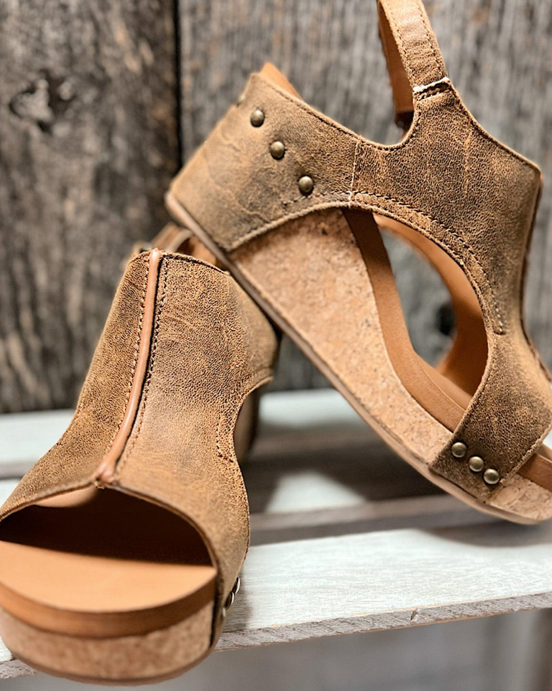 Damen Freizeitsandalen am Fuß, zeigen Komfort & Stil, perfekt kombinierbar für Sommeroutfits.