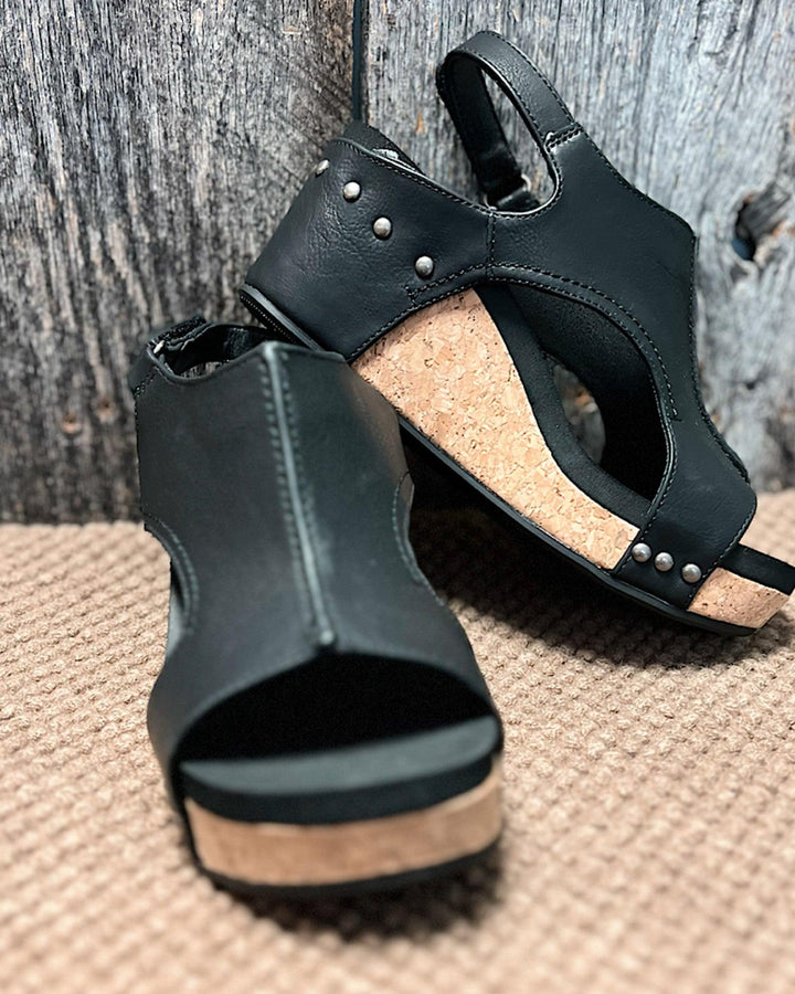 Detailaufnahme verstellbarer Verschlussriemen bequemer Damen Sandalen, optimaler Halt & Passform.