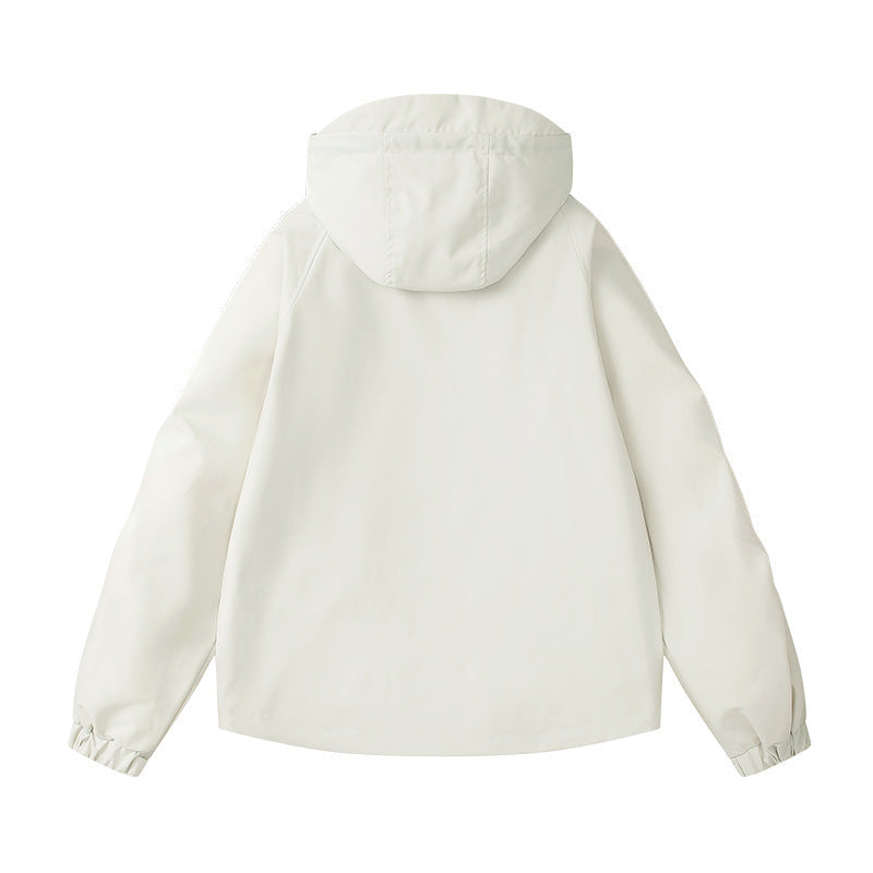 Vielseitige Damen Wanderjacke mit Kapuze, wind- und wasserabweisend, optimal für Outdoor-Aktivitäten.