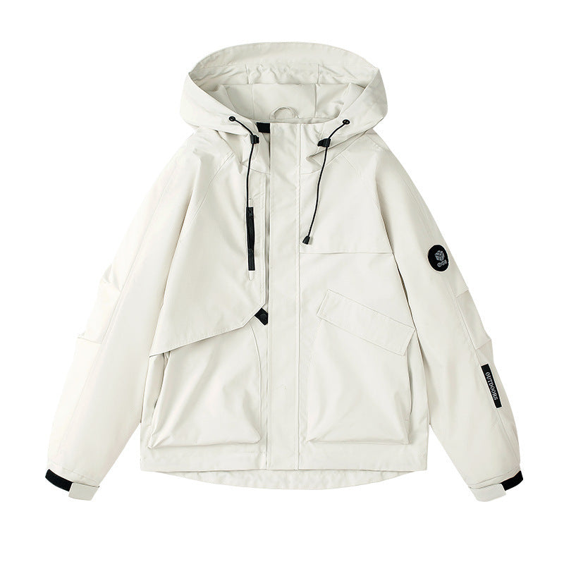 Stylische Damen Freizeitjacke mit Kapuze, wetterfest und leicht, ideal als Windbreaker für unterwegs.