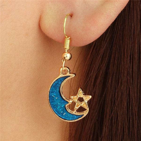 Detailaufnahme: Damen Galaxie Ohrringe, Sternen- und Mondmotiv, filigraner Astronomie Schmuck.