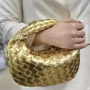 Feminine geflochtene Metallic-Clutch, verleiht jedem Damen-Outfit sofortige Eleganz.
