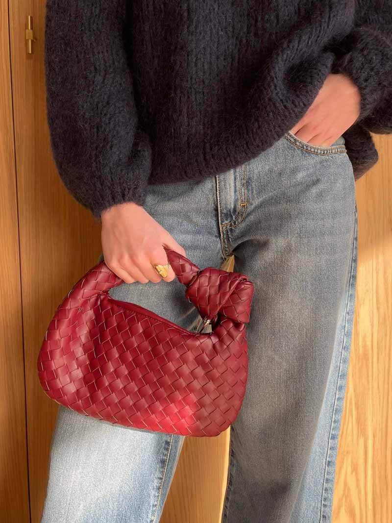 Stilvolle Damen-Clutch mit Metallic-Geflecht, ein luxuriöses Accessoire für besondere Anlässe.