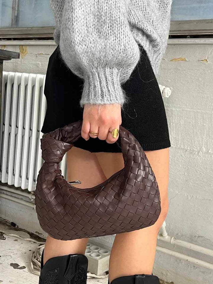 Moderne geflochtene Schultertasche für Damen in schimmernder Metallic-Optik, sehr elegant.