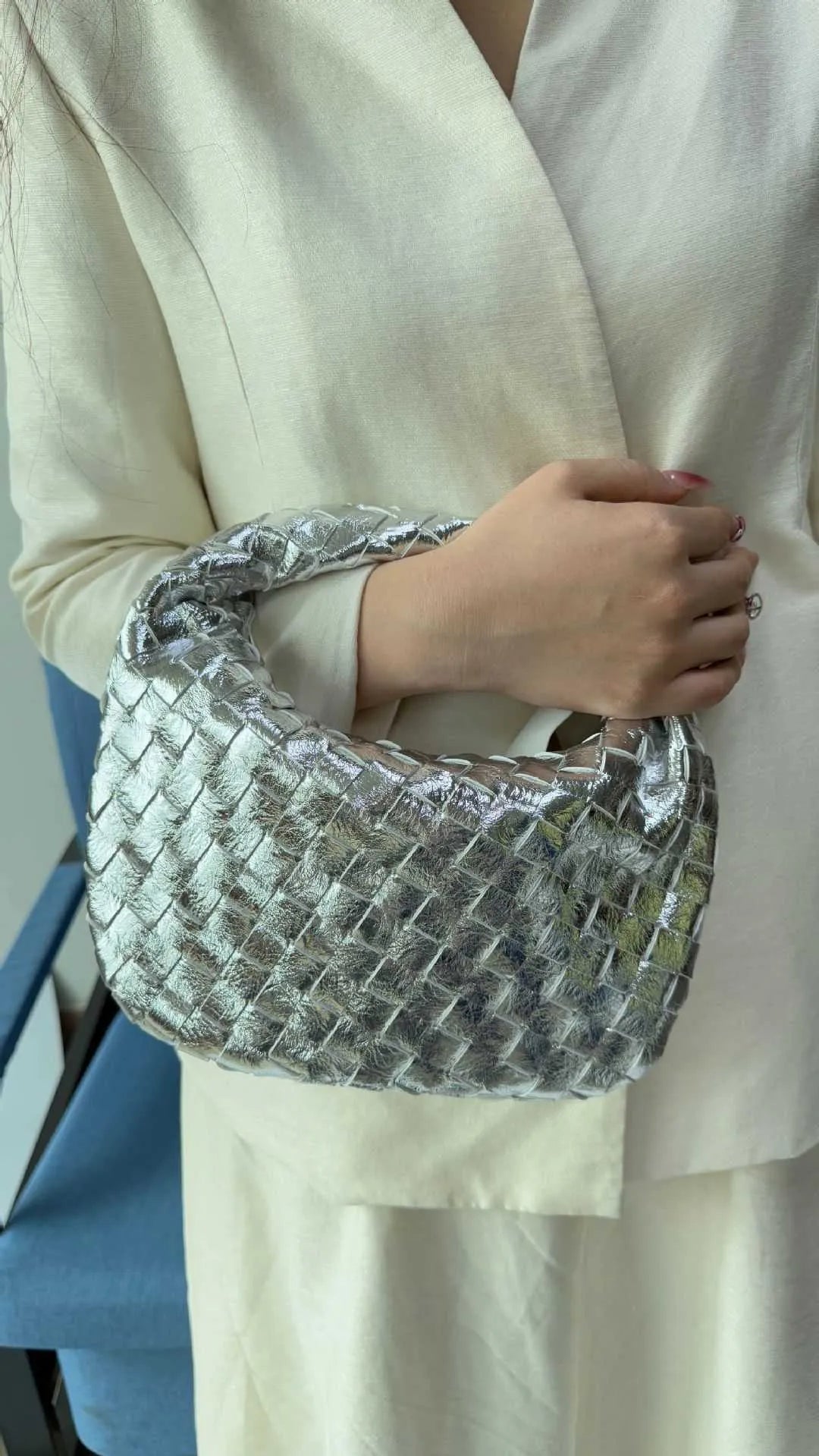 Elegante Damen-Abendtasche mit Metallic-Geflecht und Designer-Look, Vorderansicht.