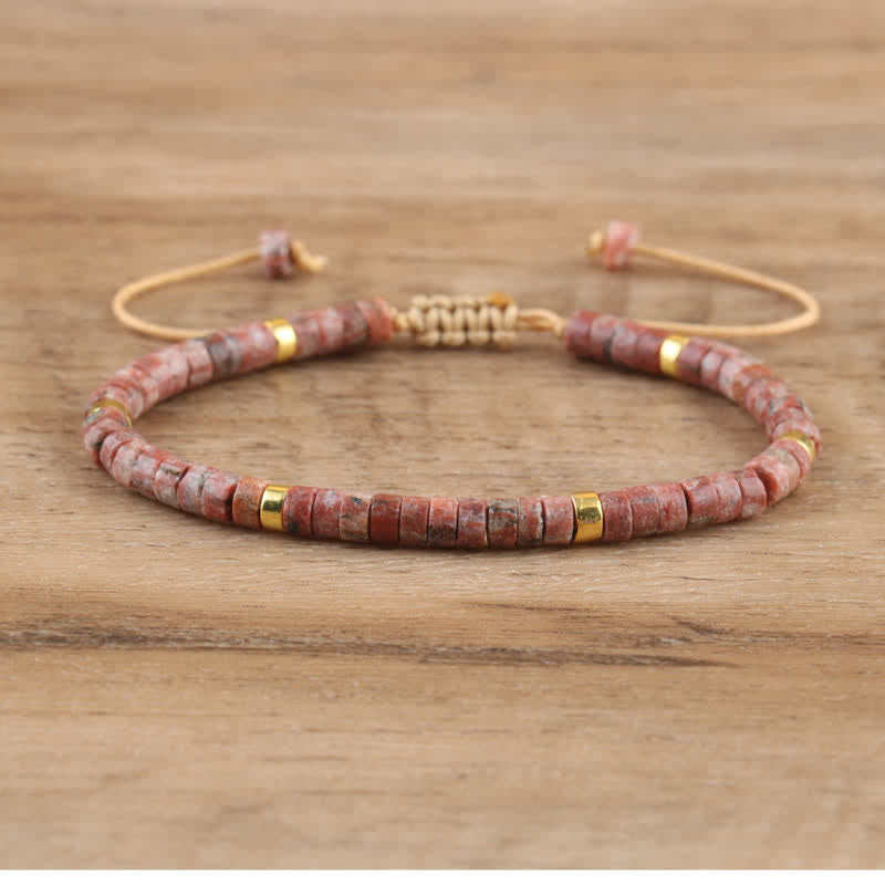 Zartes Damenarmband mit 2,4 mm Amazonit Naturstein-Perlen auf geflochtenem Band, hellblau.