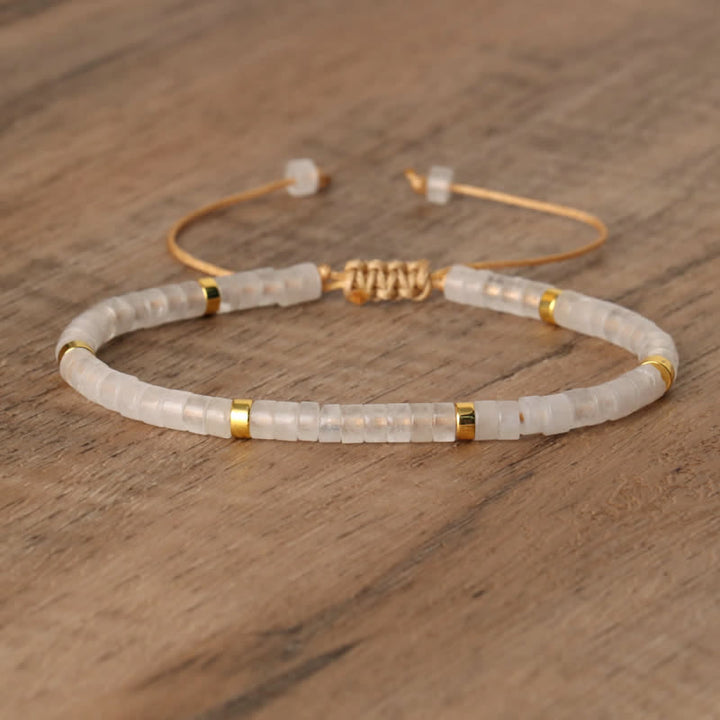 Verstellbares Damenarmband mit 2,4 mm Mondstein Naturstein-Perlen, weiß-schimmernd, geflochten.
