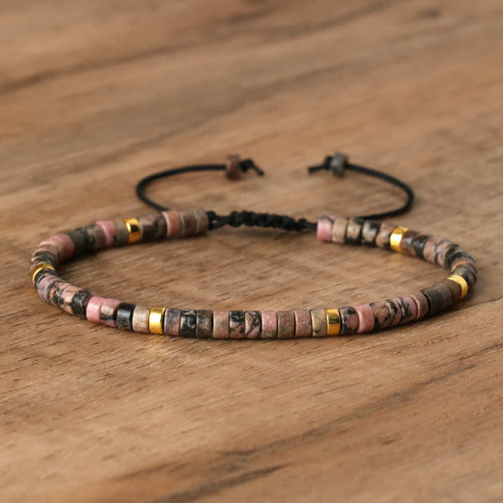Handgemachtes Damen Armband: geflochten mit 2,4 mm Sugilith Naturstein-Perlen, lila, selten.