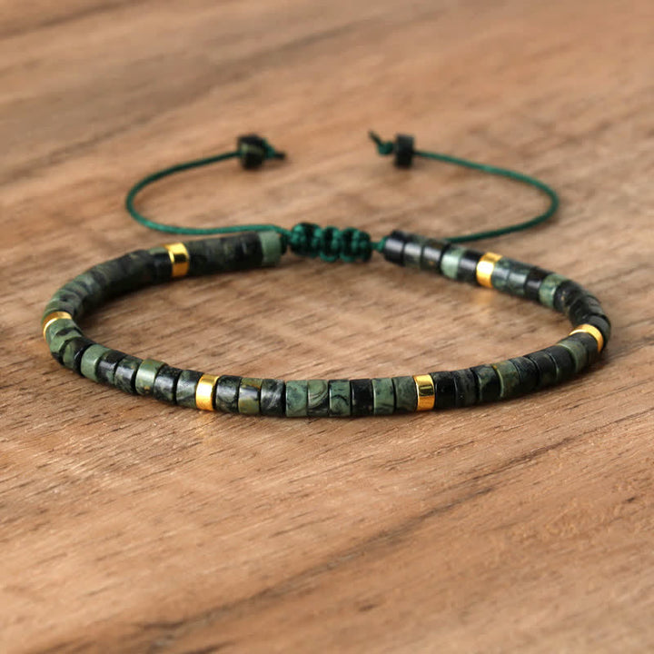 Handgemachtes Damenarmband: geflochten mit 2,4 mm Blauer Achat Naturstein-Perlen, beruhigend.