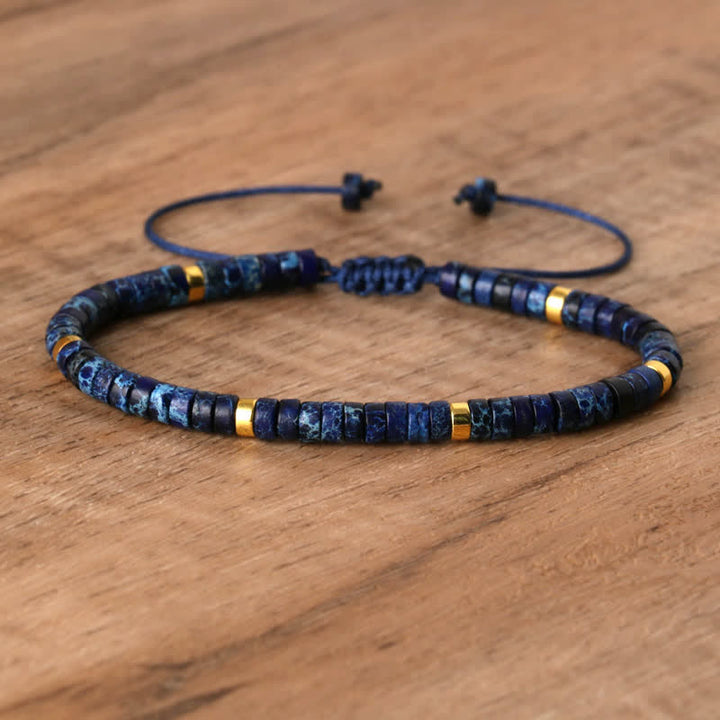 Zartes Damenarmband mit 2,4 mm Aquamarin Naturstein-Perlen, hellblau, geflochten.