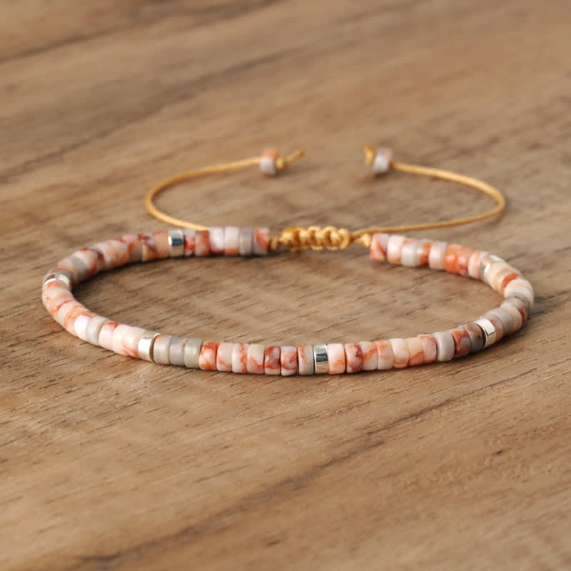 Handgemachtes Damenarmband: geflochten mit 2,4 mm Rubin-Zoisit Naturstein-Perlen, grün-rot.