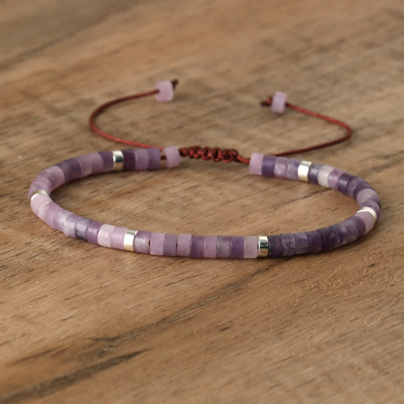 Elegant geflochtenes Damenarmband mit 2,4 mm rotem Korallen-Imitat Perlen, handgemacht.