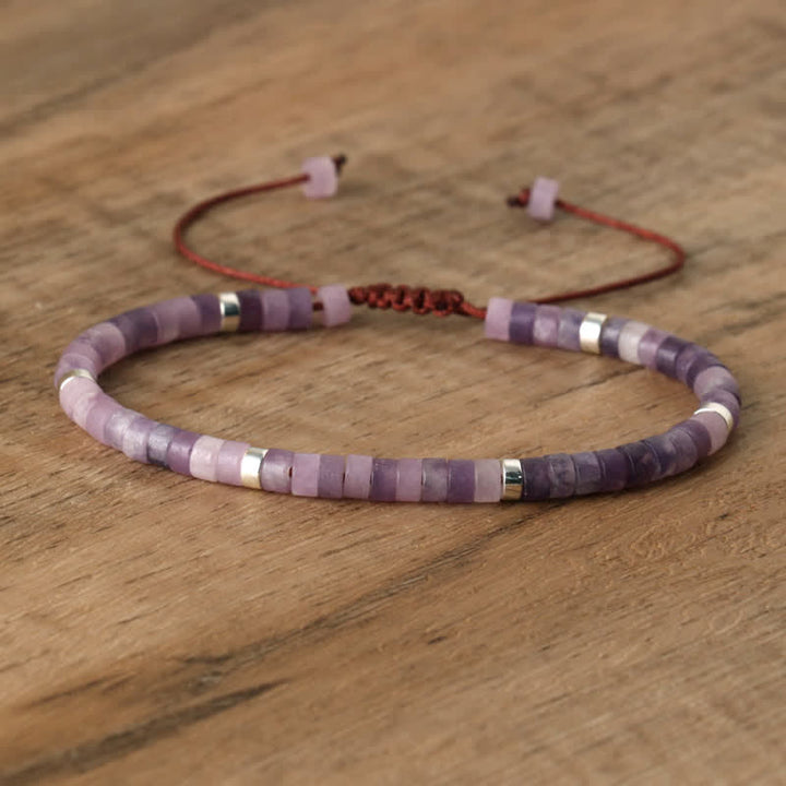 Elegant geflochtenes Damenarmband mit 2,4 mm rotem Korallen-Imitat Perlen, handgemacht.