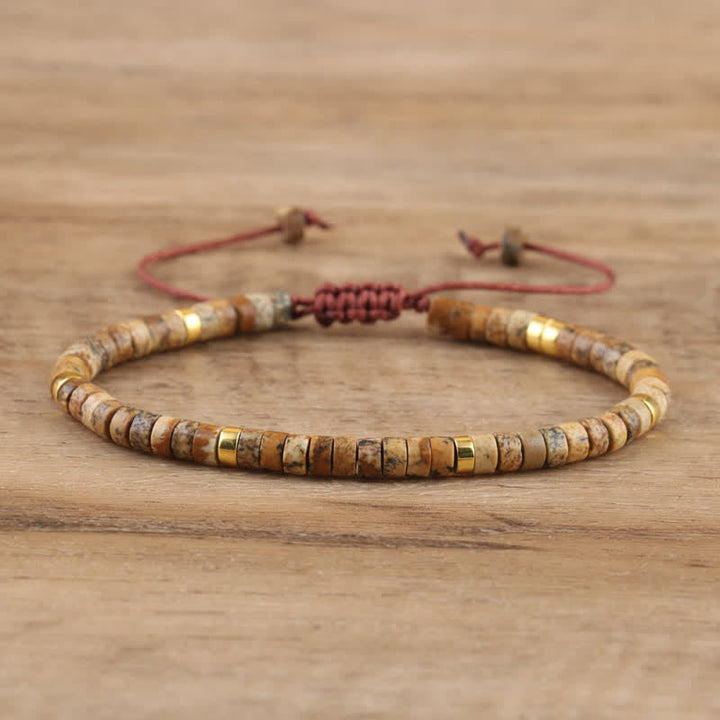 Modernes Damenarmband, geflochten mit 2,4 mm grauen Labradorit Naturstein-Perlen, schimmernd.