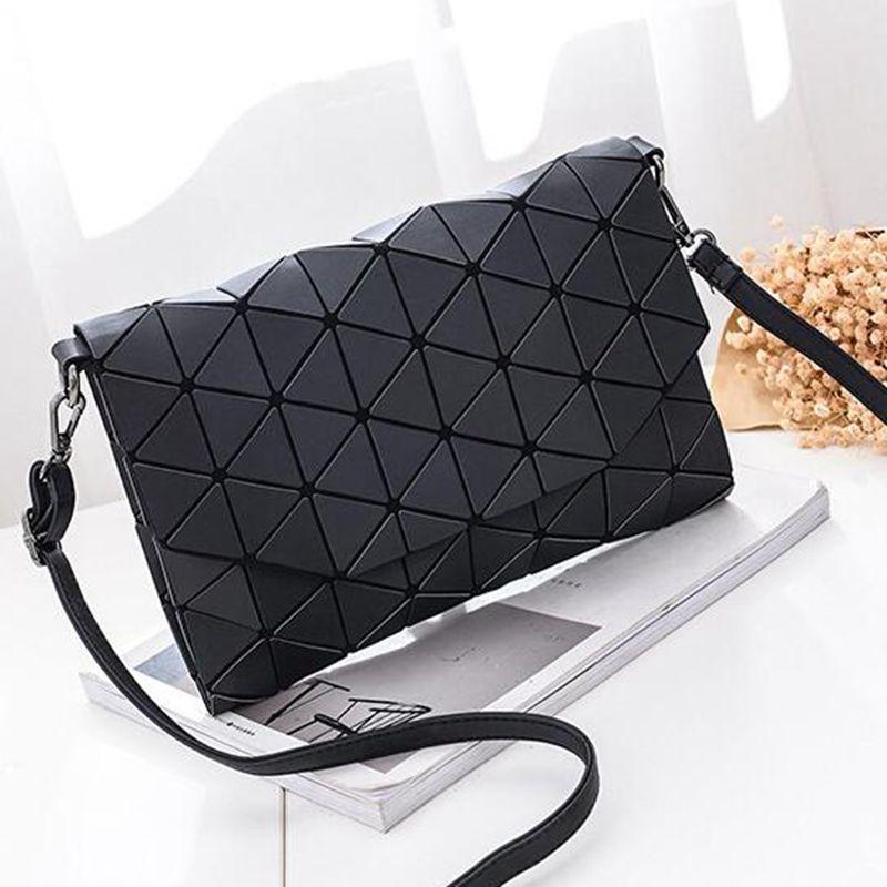 Damen geometrische matte Schultertasche aus PVC/Polyester, stilvolles modernes Accessoire mit Reißverschluss.