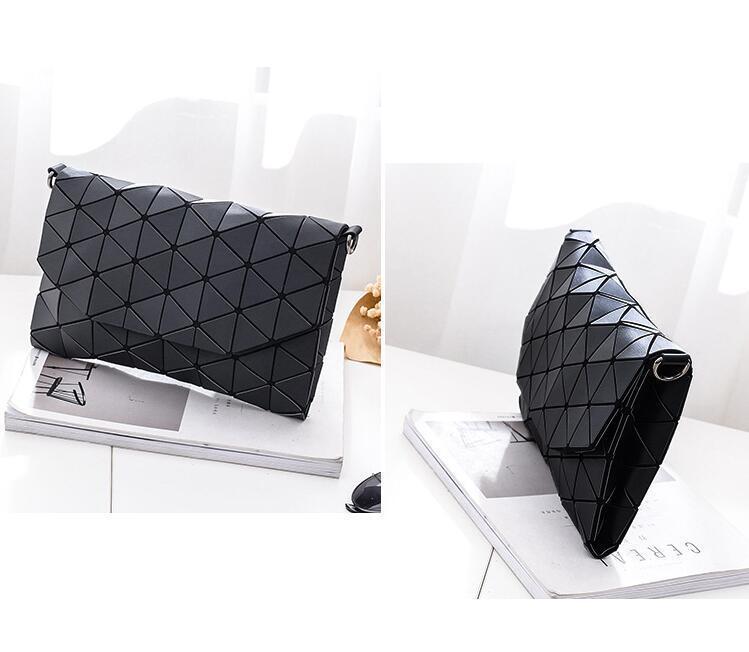 Innenansicht der geometrischen Damen Handtasche, matt, mit Reißverschluss und viel Stauraum, modern.