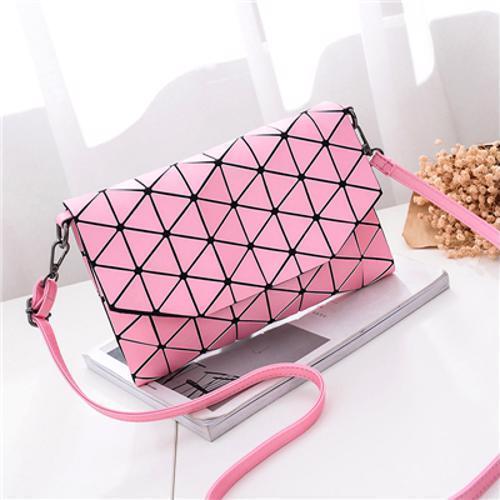 Geometrische matte Damen Schultertasche als stilvolles Accessoire, ideal für den modernen Look, mit Reißverschluss.