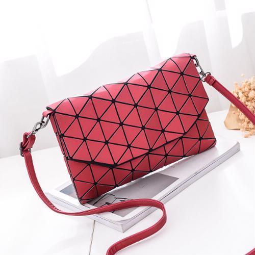 Matte, geometrische Damen Schultertasche aus robustem PVC und Polyester, modern und mit Reißverschluss.