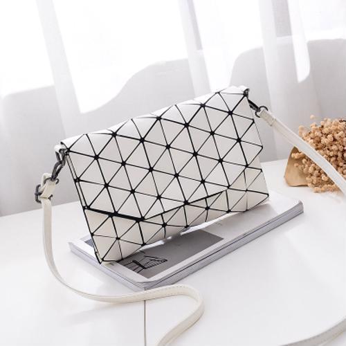 Damen Accessoire: geometrische matte Schultertasche aus Polyester/PVC, modern, stilvoll, mit Reißverschluss.