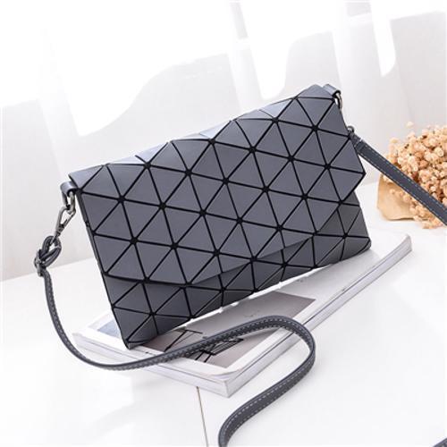 Stilvolle Damen Schultertasche, matt und geometrisch, aus Polyester/PVC, mit praktischem Reißverschluss.