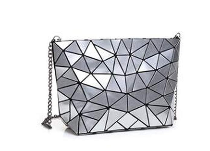Geometrisches Design: matte Damen Schultertasche als modernes Accessoire aus PVC, mit sicherer Reißverschluss.