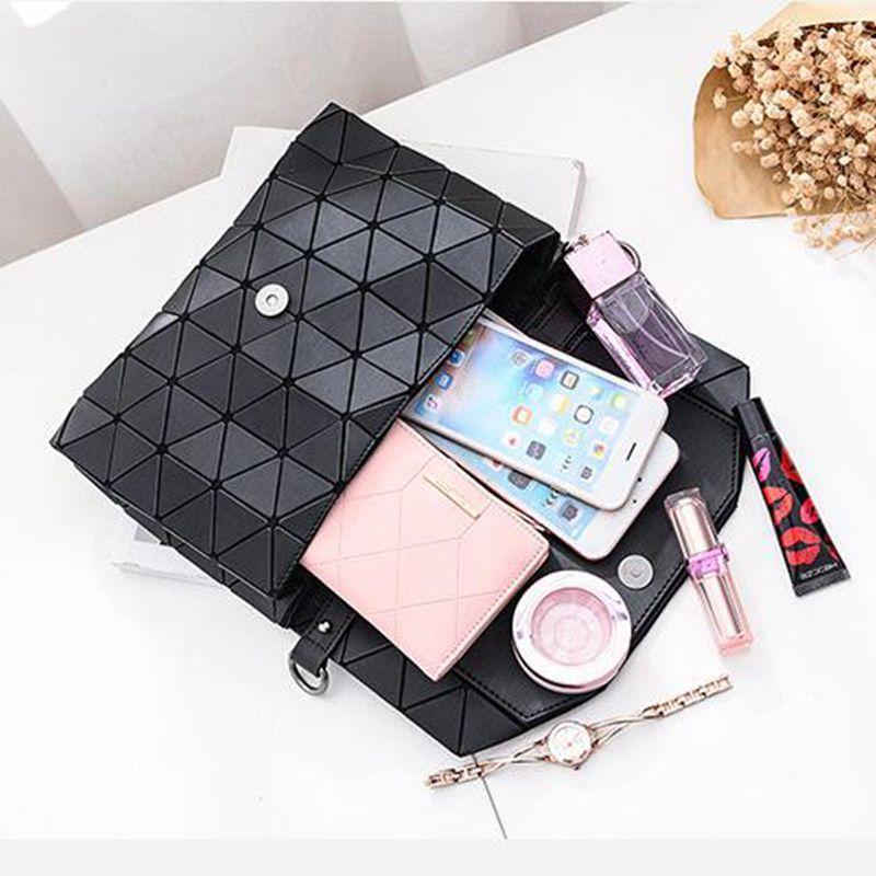Moderne Damen Handtasche, geometrisch, matt, mit Reißverschluss, vielseitiges Accessoire für jeden Anlass.
