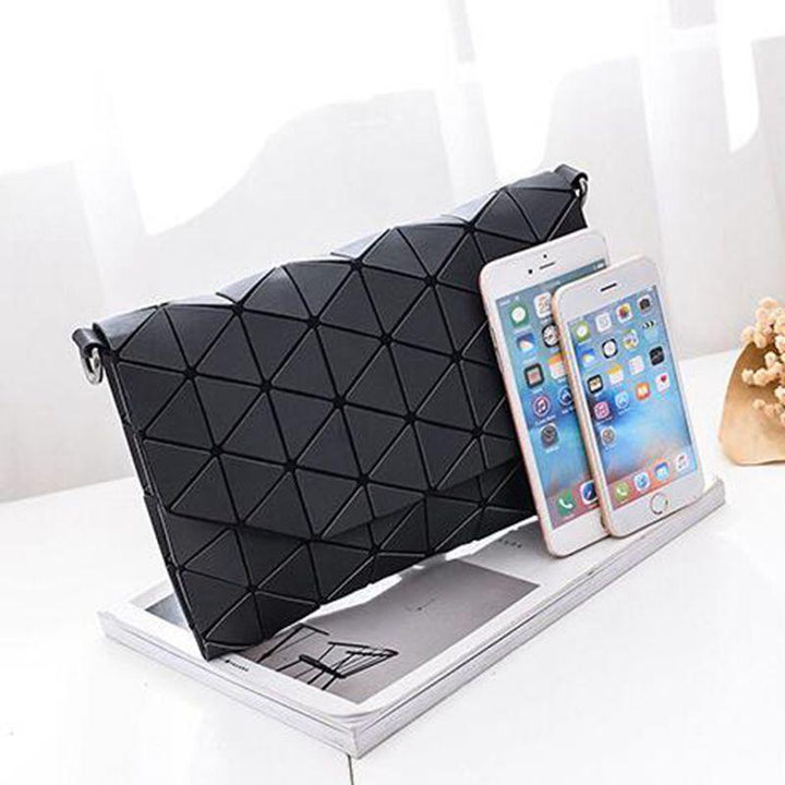 Stilvolle Damen Schultertasche mit geometrischem Design, matte Oberfläche, modern und praktisch für jeden Tag.