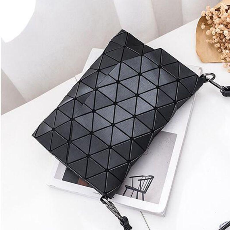 Geometrische matte Damen Schultertasche aus strapazierfähigem Polyester-PVC, modernes stilvolles Accessoire.