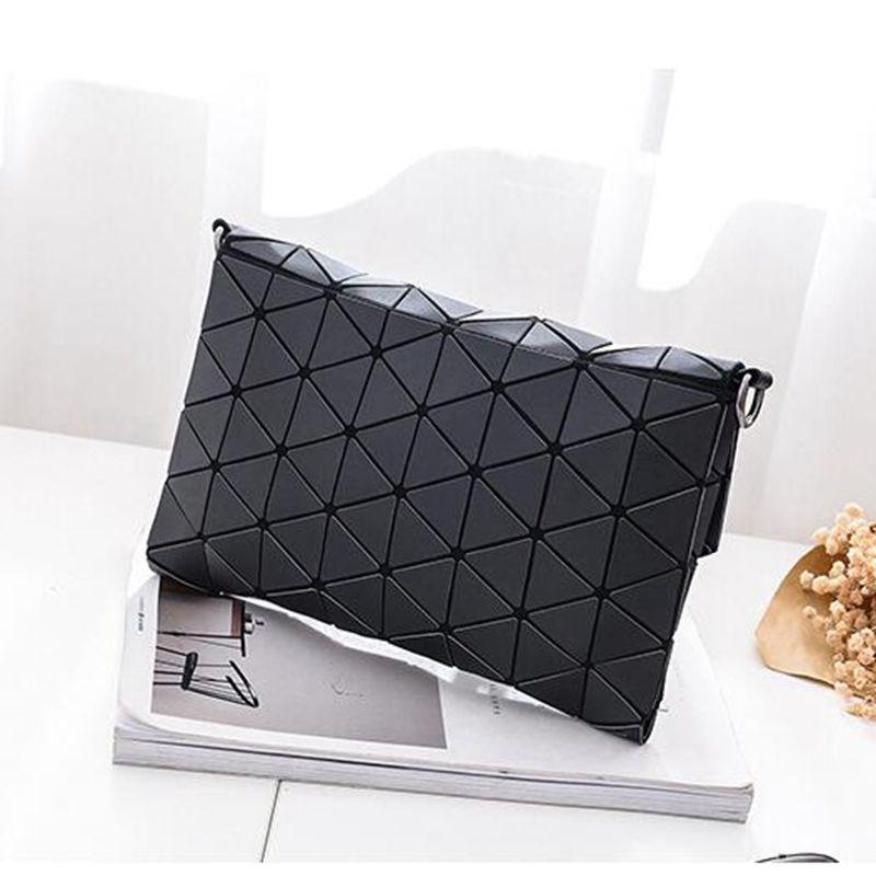 Praktische Damen Schultertasche mit geometrischem Muster, matt, aus PVC/Polyester, sicherer Reißverschluss.