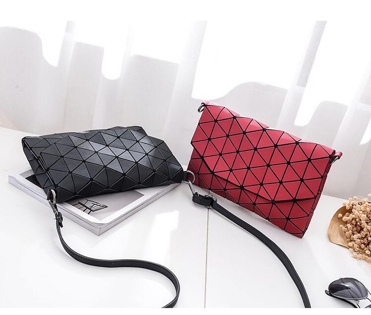 Nahaufnahme der matten Oberfläche und des geometrischen Musters der Damen Schultertasche, stilvoll.